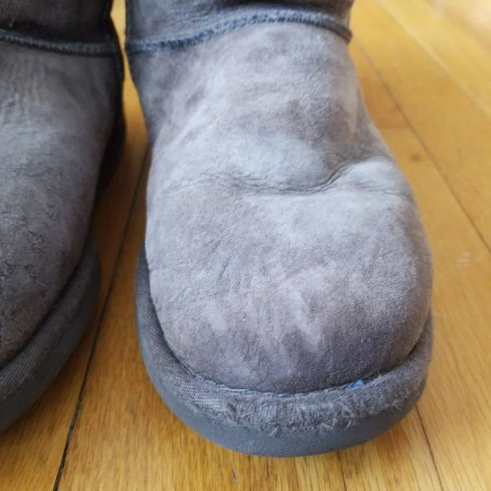 UGG boots size s/n 5825, size 8